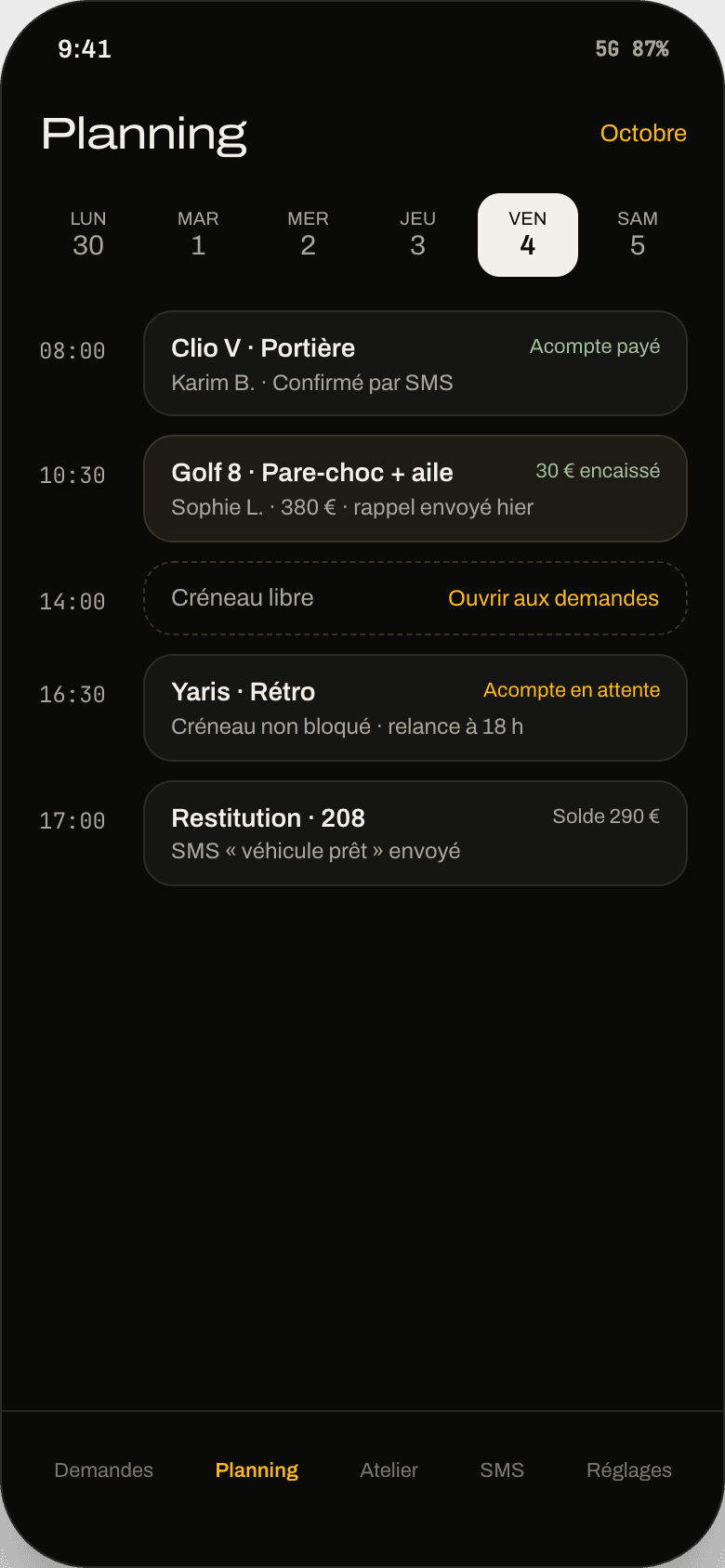 Le client arrive. Il a payé l'acompte.
